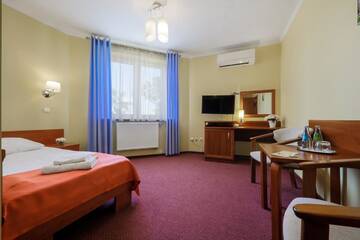 Фото номера Одноместный номер с ванной комнатой Отель Hotel Restauracja Leliwa г. Пшеворск 4